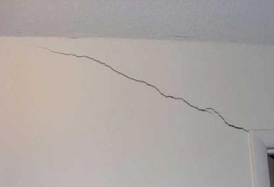 Hướng dẫn sửa chữa tường nhà bị nứt hoặc bong tróc